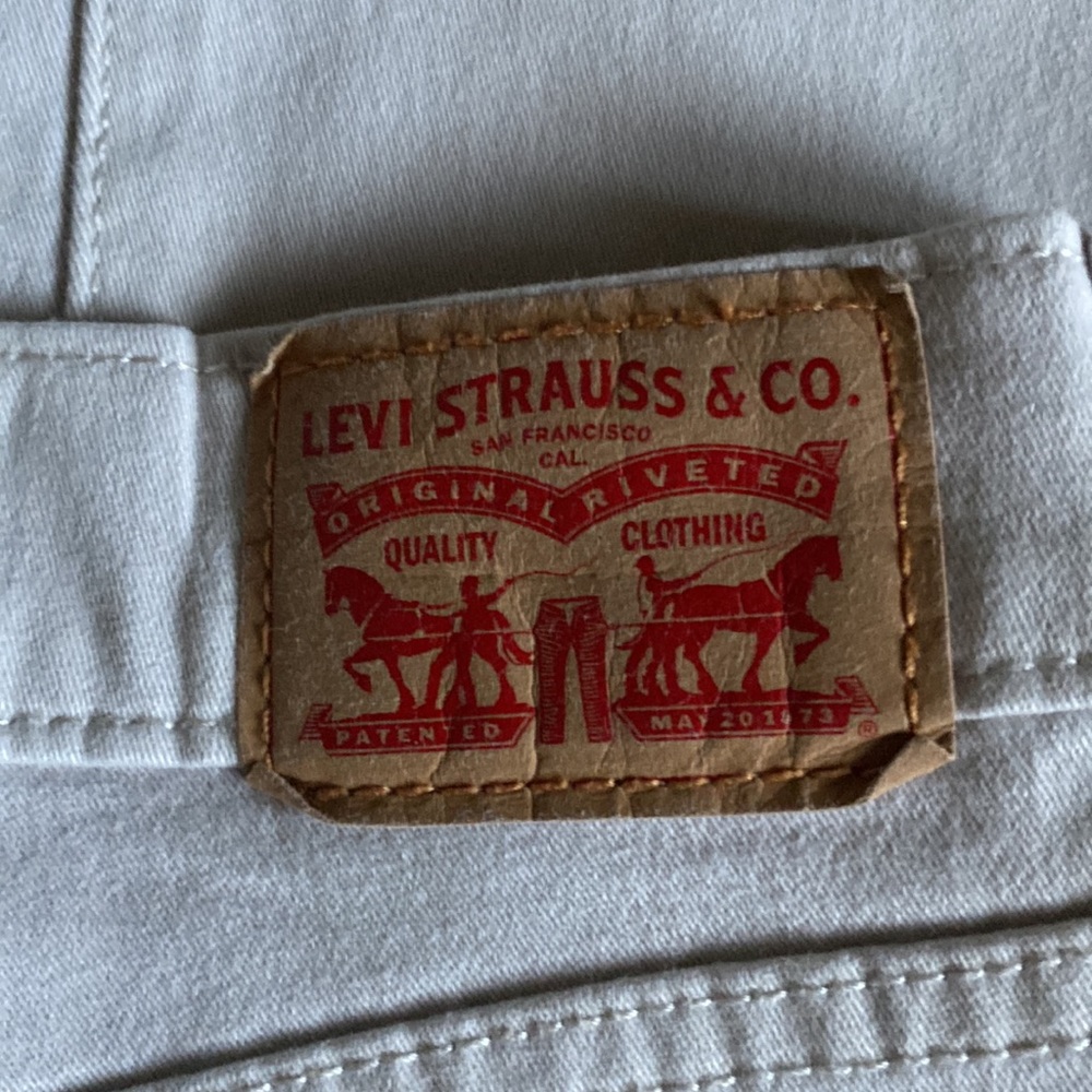 women’s levi off-white capris - Picture 4 of 5